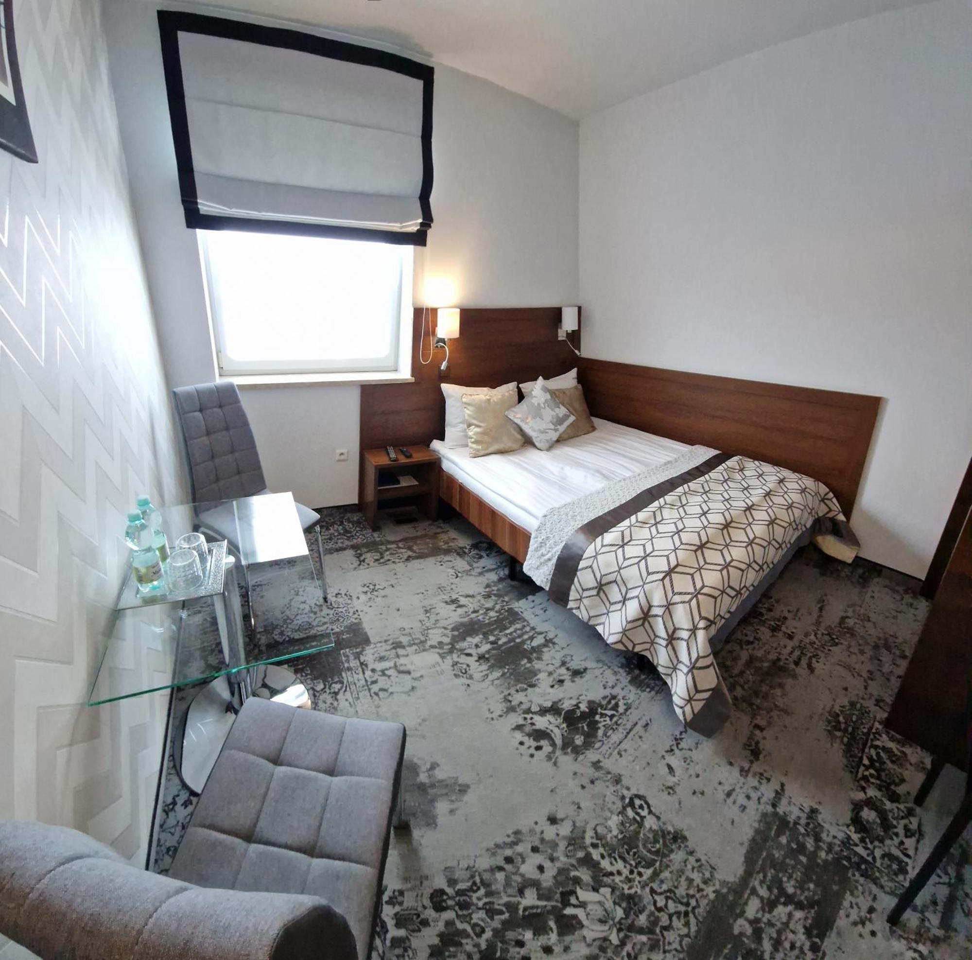 Cynamon Hotel Nowy Sącz Buitenkant foto